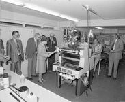 880851 Afbeelding van de ingebruikname van een nieuwe offsetmachine in het kantoorgebouw van de R.E.M.U. (Nicolaas ...